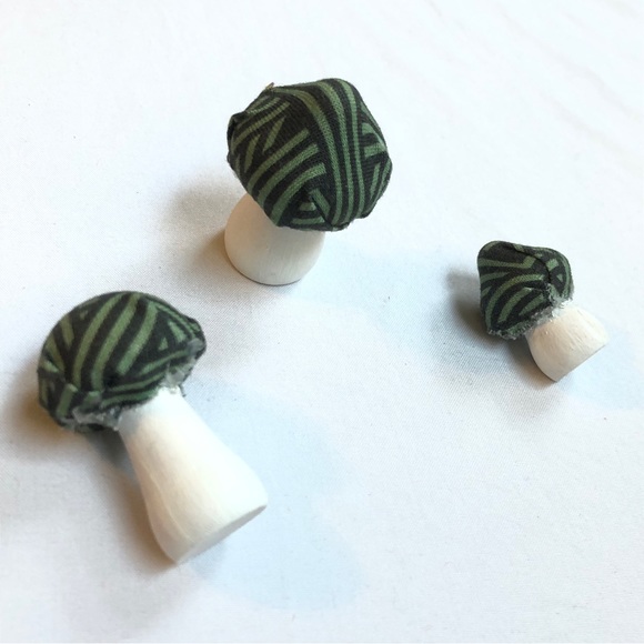 5 Extra-Small Christmas Mushrooms - Christmas Decor - Woodland Christmas - Picture 7 of 14